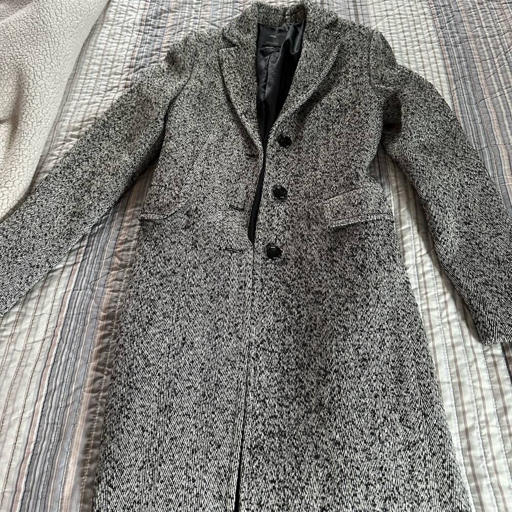 Brand new beautiful grey fitted coat with buttons. Message me doe questions!